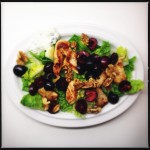 Geflügelsalat mit frischen Kirschen und Feta-Dressing