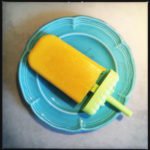 Mango-Stieleis mit Kokosnuss